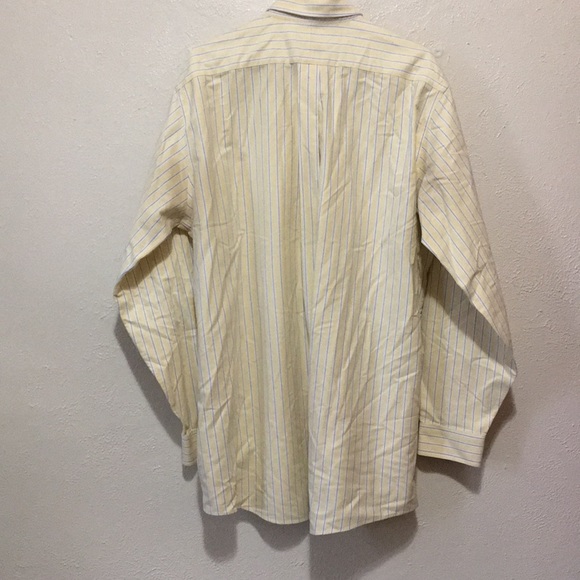 L.L. Bean wrinkle resistant button down - Picture 4 of 5